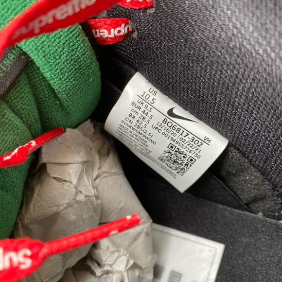 NIKE SB DUNK LOW PRO sneakers arrived in a green ,white and black color. - Picture 5 of 8